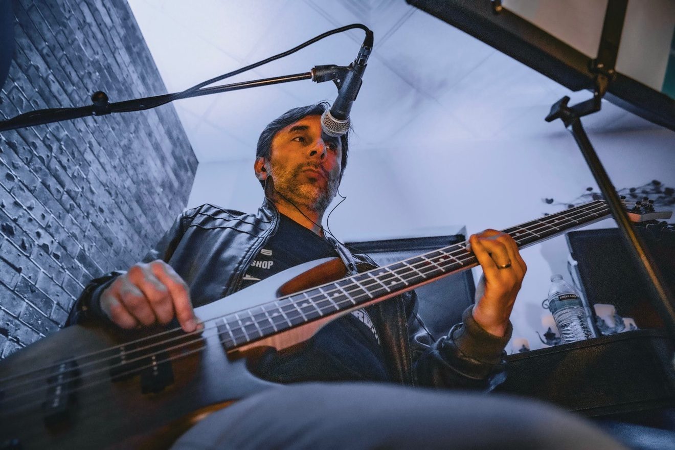 Fake Frequency en vivo — bajista