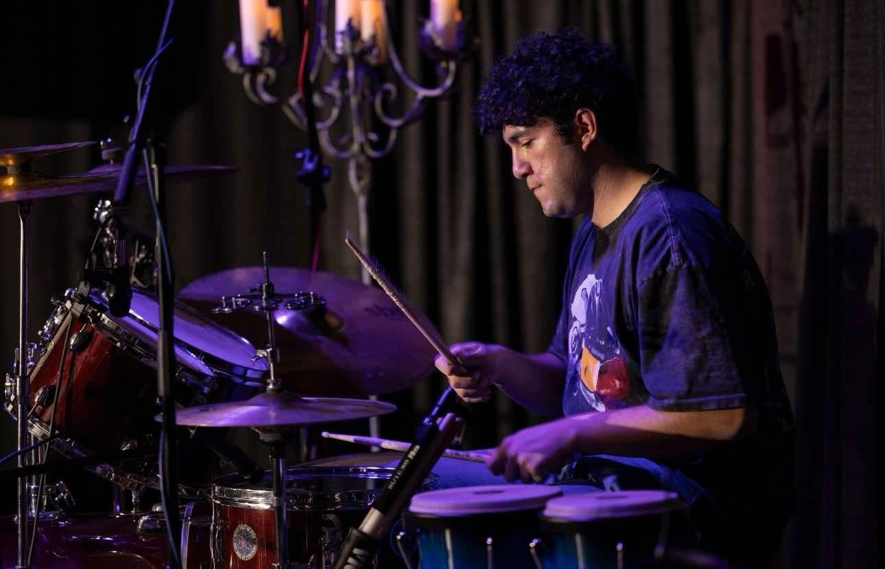 Fake Frequency en vivo — baterista de lado