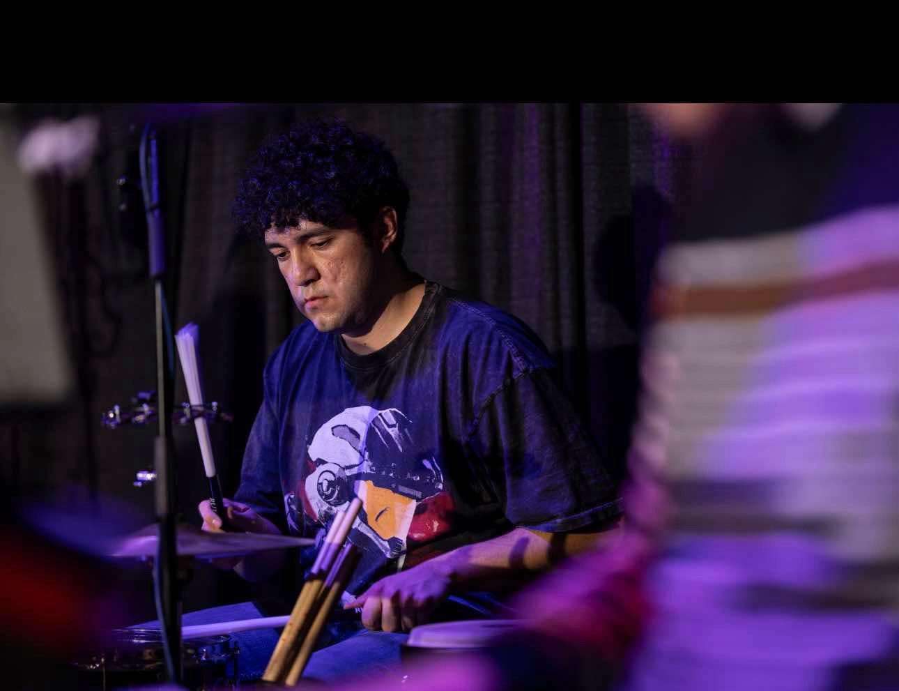 Fake Frequency en vivo — baterista en primer plano