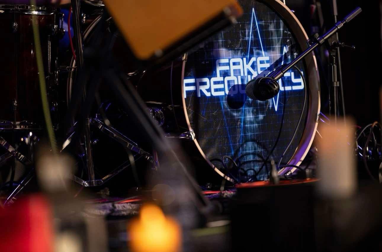 Fake Frequency en vivo — bombo con el logo Fake Frequency