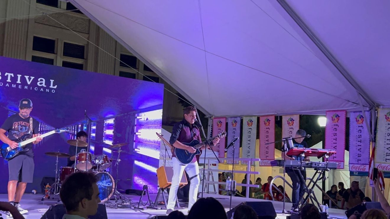 Fake Frequency en vivo — Festival Latinoamericano, escenario nocturno
