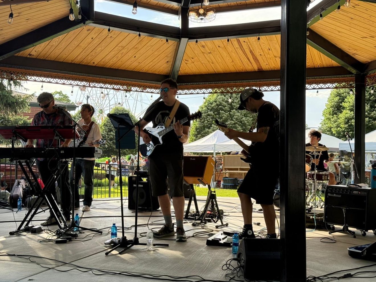 Fake Frequency en vivo — gazebo diurno