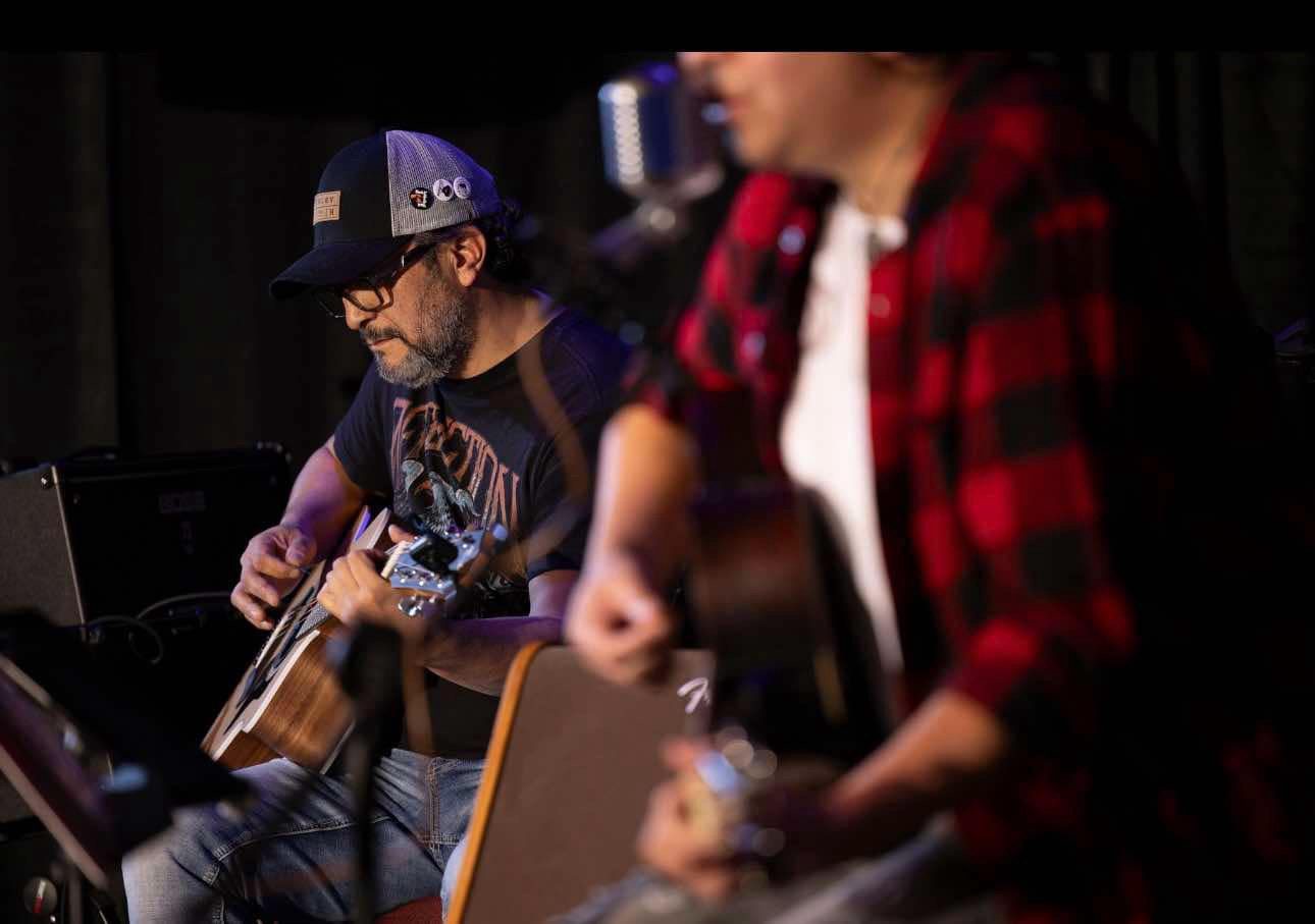 Fake Frequency en vivo — guitarrista con gorra
