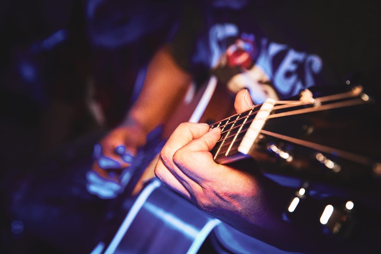 Fake Frequency en vivo — manos en la guitarra