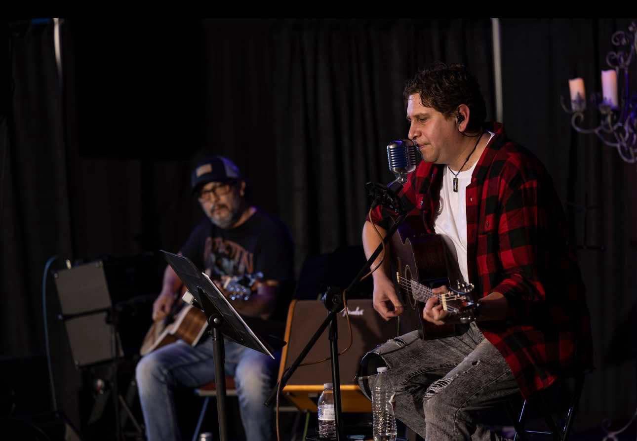 Fake Frequency en vivo — JP cantando con guitarra acústica