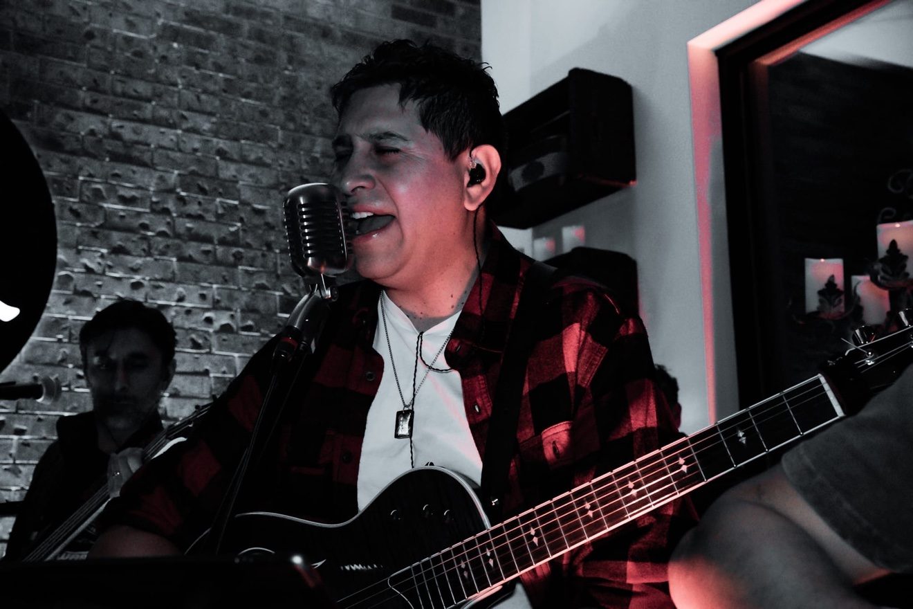 Fake Frequency en vivo — cantando