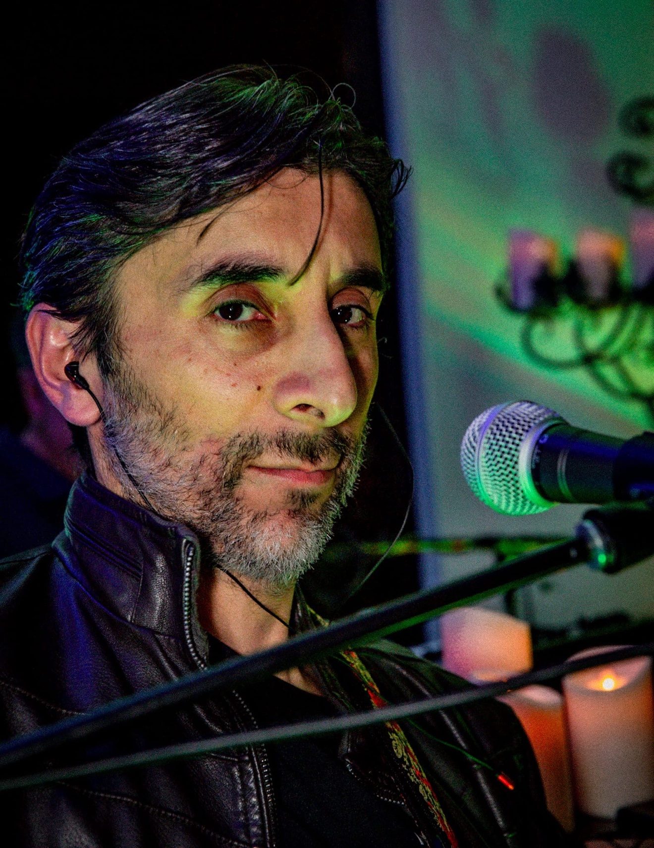Fake Frequency en vivo — retrato con micrófono