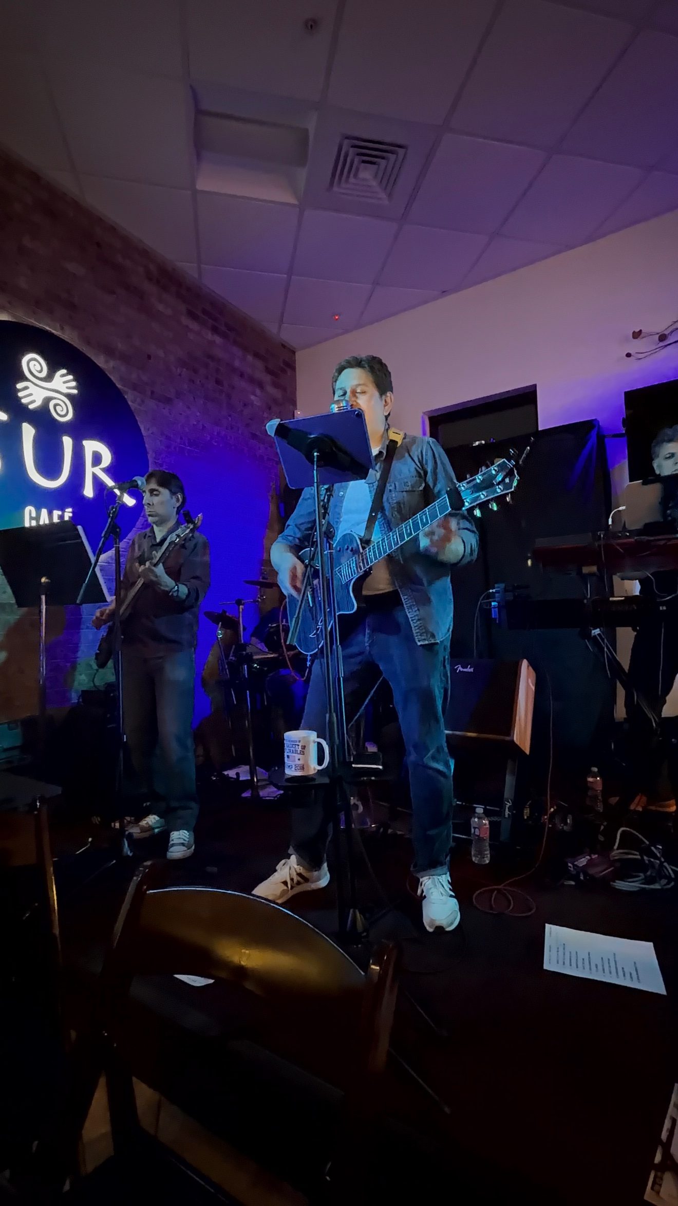 Fake Frequency en vivo — SUR Café