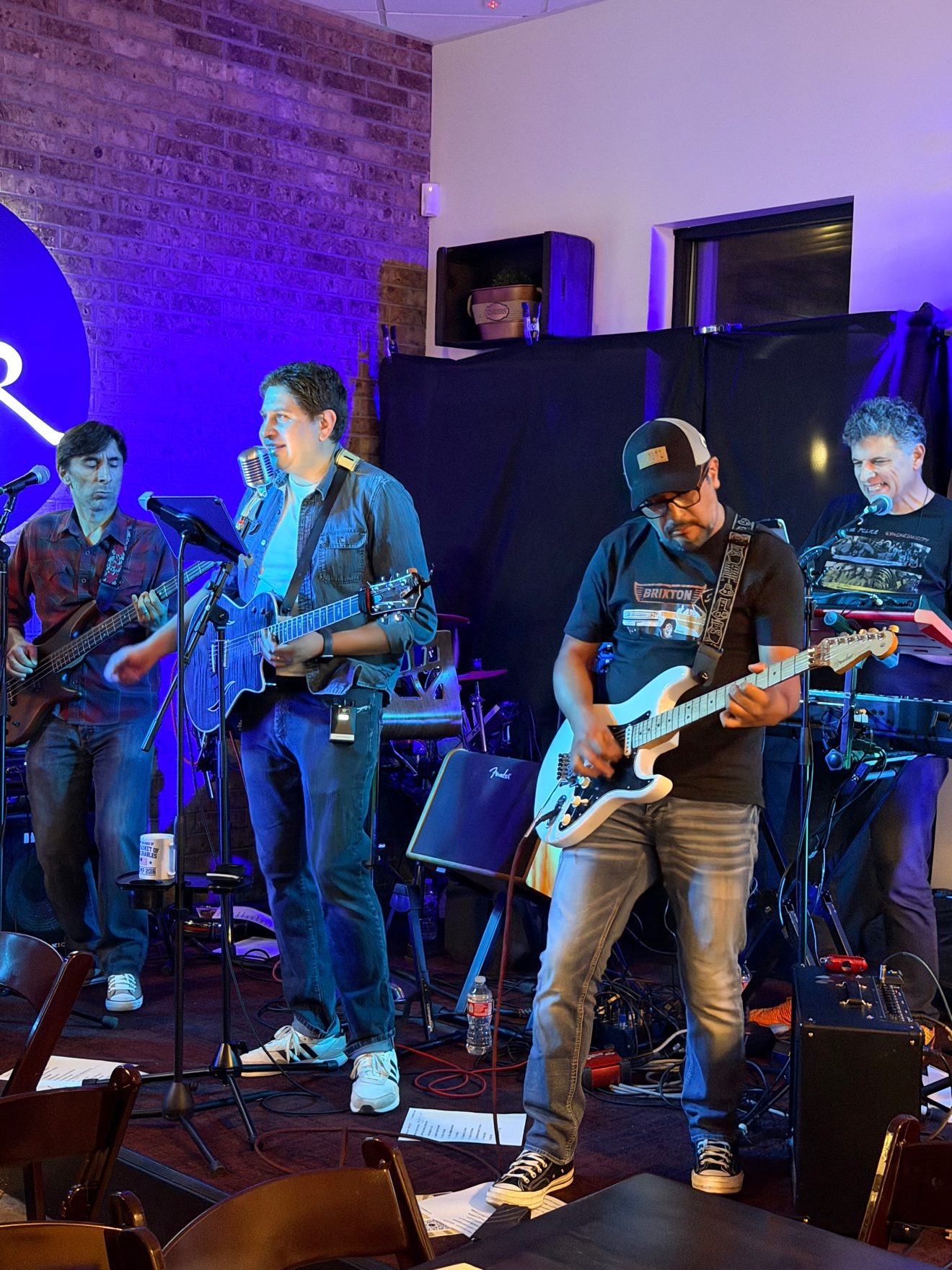 Fake Frequency en vivo — SUR Café