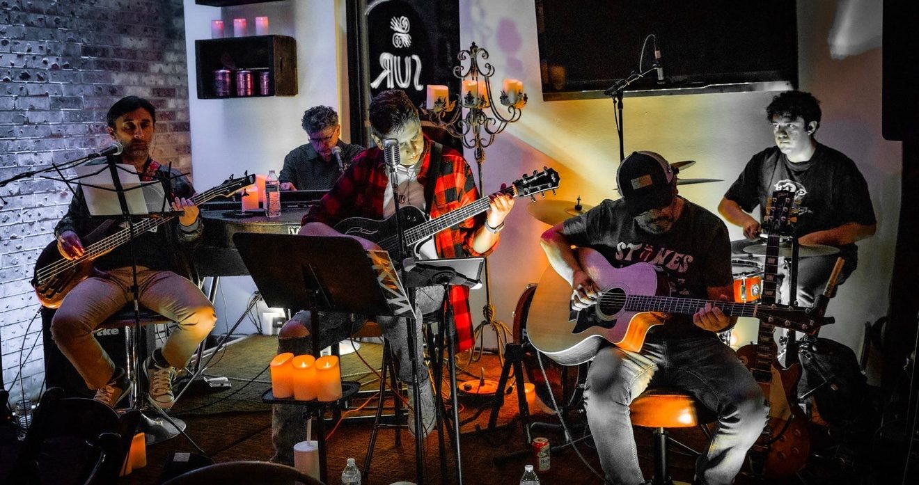 Fake Frequency — los 5 integrantes en vivo, SUR Café