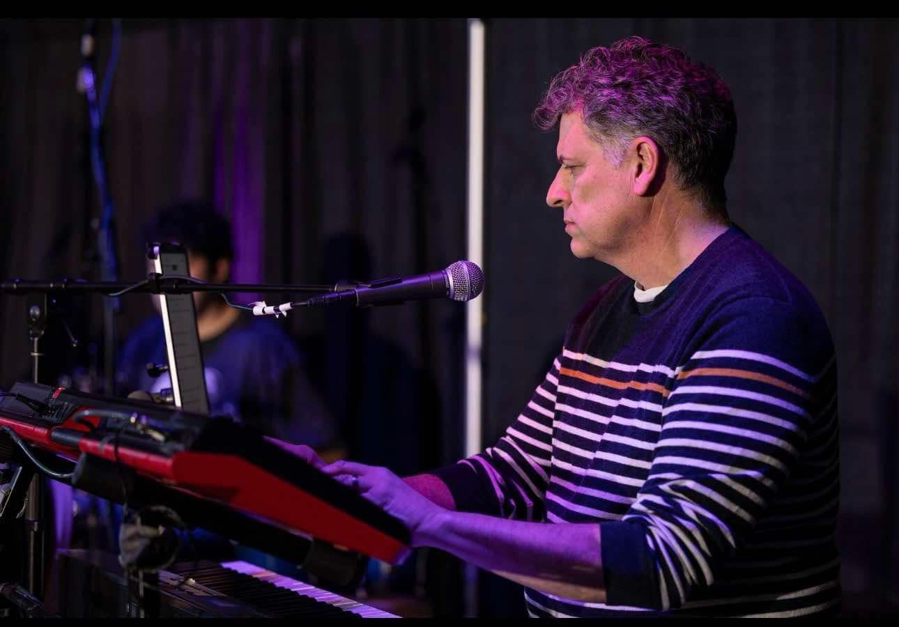 Fake Frequency en vivo — tecladista de perfil en el teclado rojo