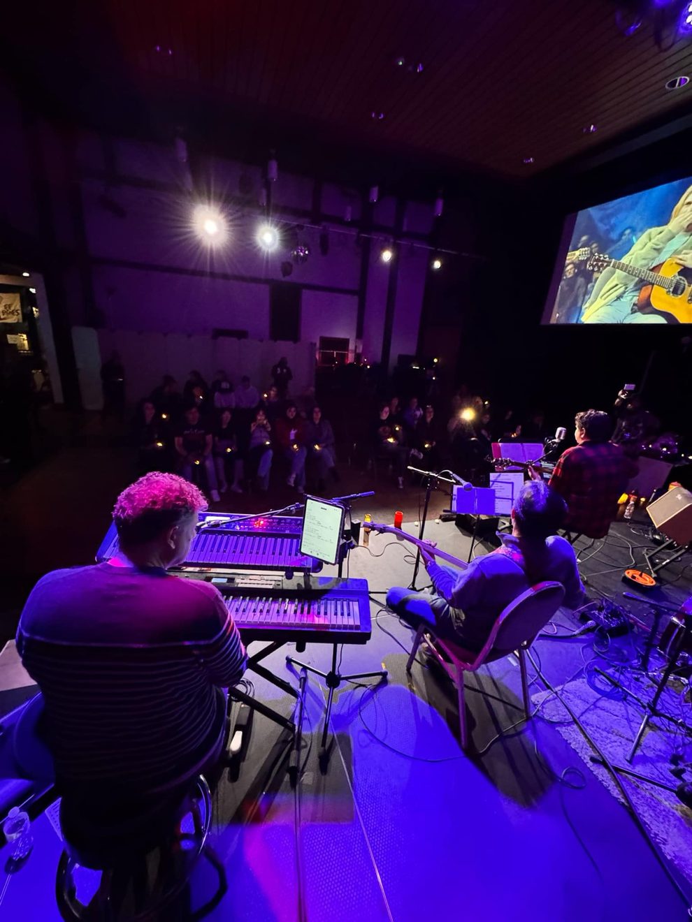 Fake Frequency en vivo — escenario interior visto desde los teclados